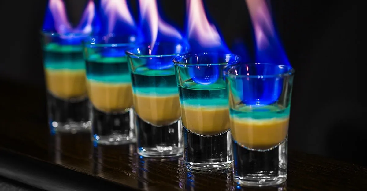 Shots flameados de colores en un show de flair bartending