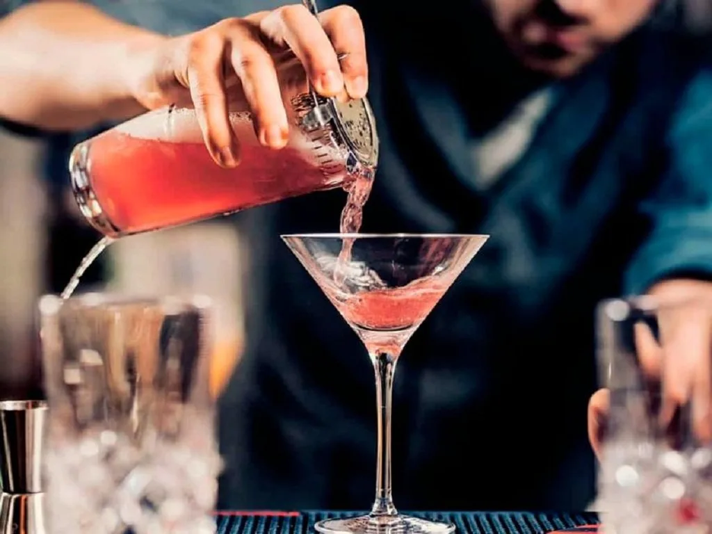 Cóctel con humo y frutas frescas para eventos en Bogotá