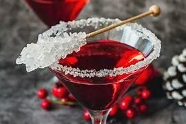 Martini rojo con borde de azúcar y decoración navideña