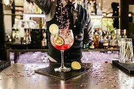 Bartender sirviendo un cóctel con fruta