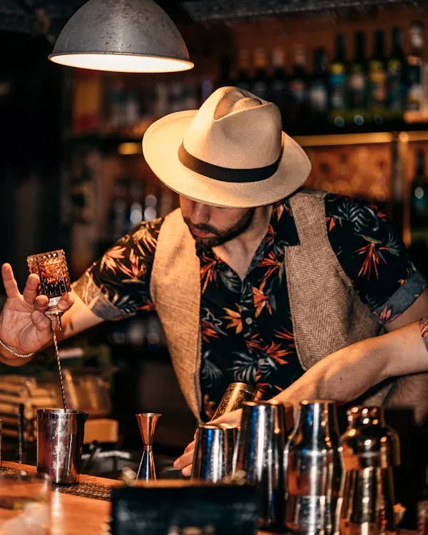 Bartender preparando cócteles en un evento en Bogotá