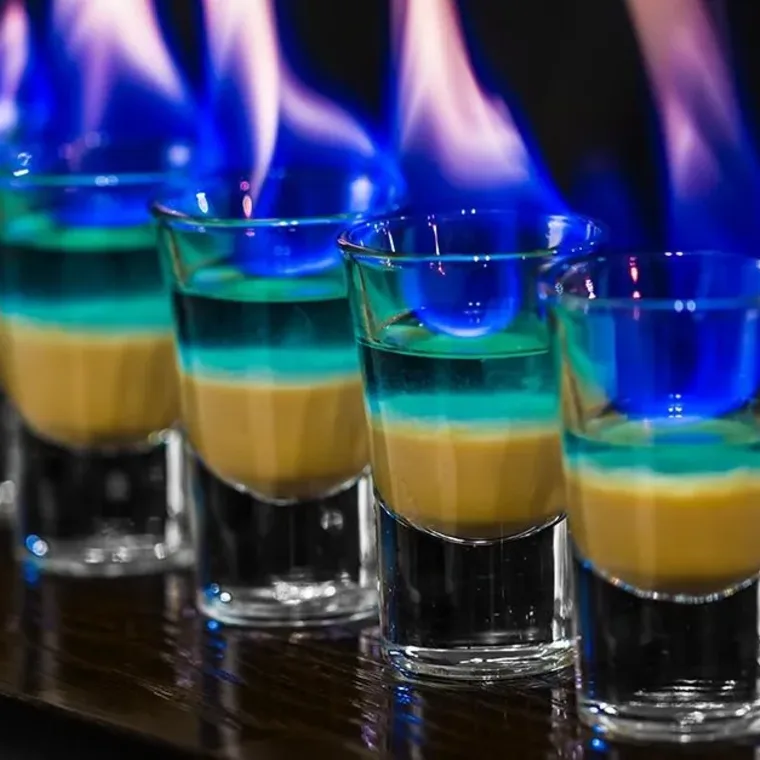 Shots flameados preparados en vivo sobre la barra