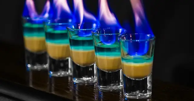 Shots flameados de colores en un show de flair